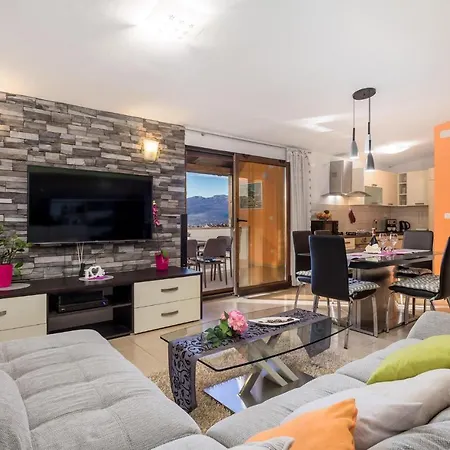 Gorgeous In With House Sea View شقة