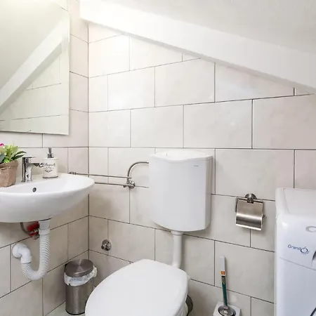 Gorgeous In With Kitchen Apartment *